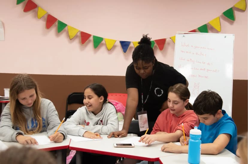 Дети с педагогом английского