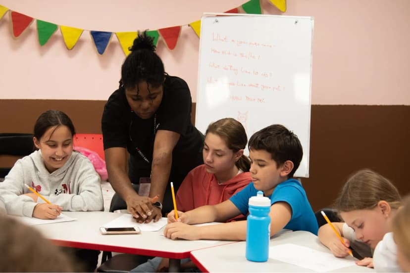 Дети с педагогом английского