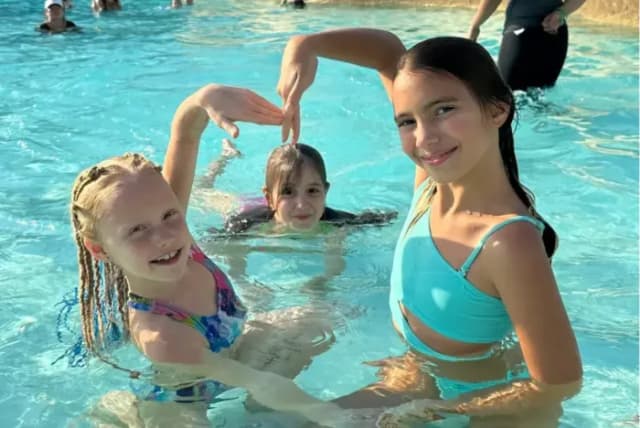 Купание в бассейне