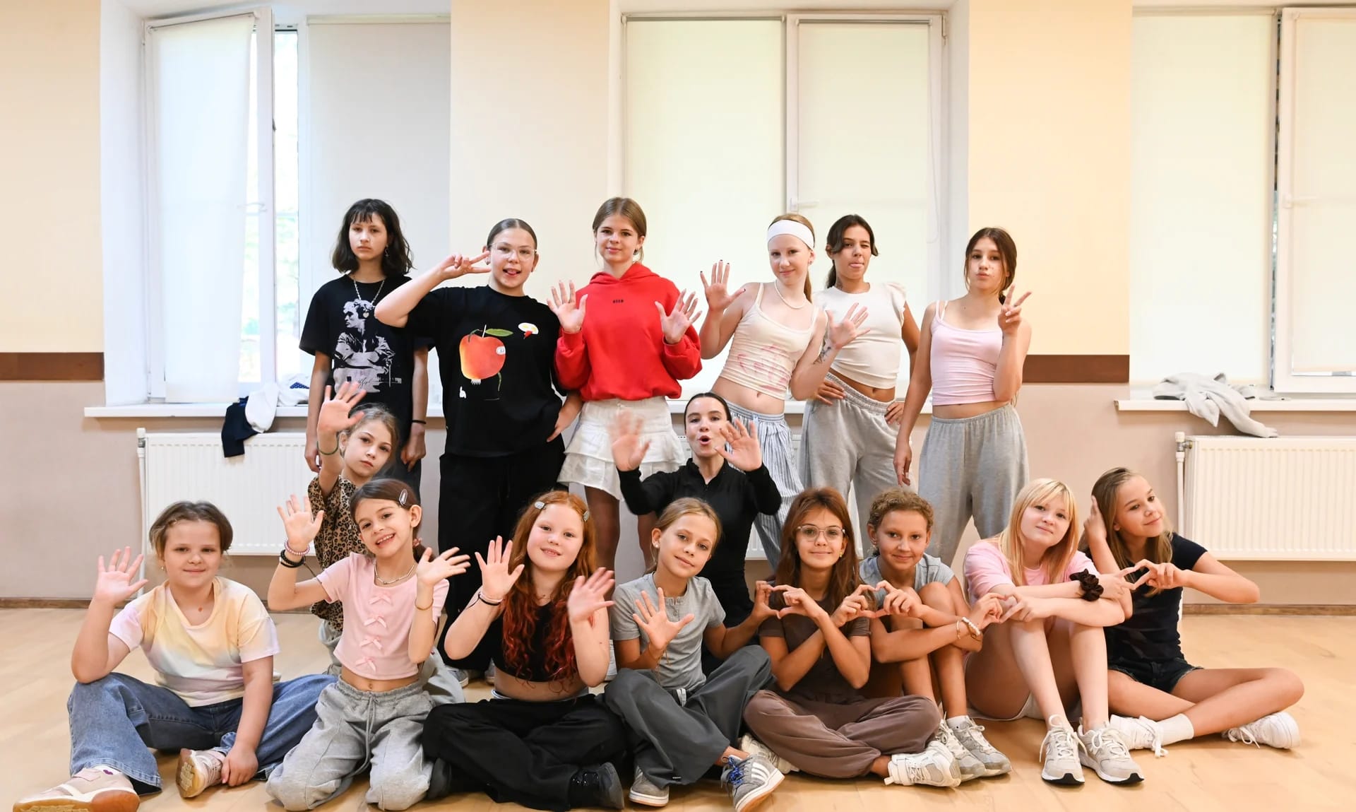 Танцевальная группа в зале